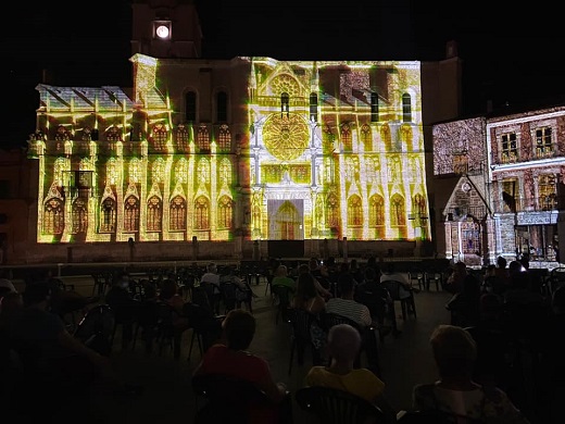 Proyección de los Videomapping Inaugural “LA QUEMA DE MEDINA” y el “SEGUNDO RENACIMIENTO” en la Plaza Mayor de la Hispanidad, dentro de la programación del VI Mapping Me - Nuevas Tecnologías aplicadas a las artes escénicas de Castilla y León 2021.